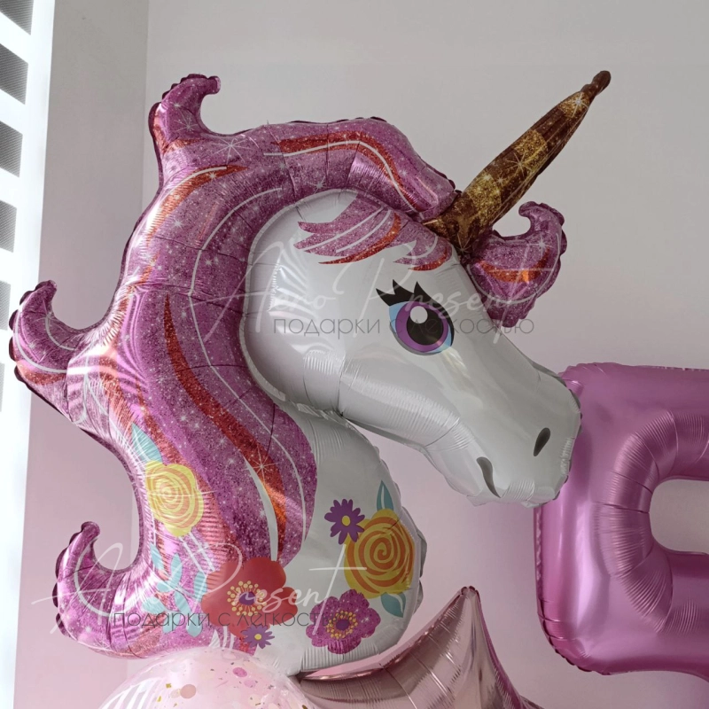 Фонтан с единорогом и цифра